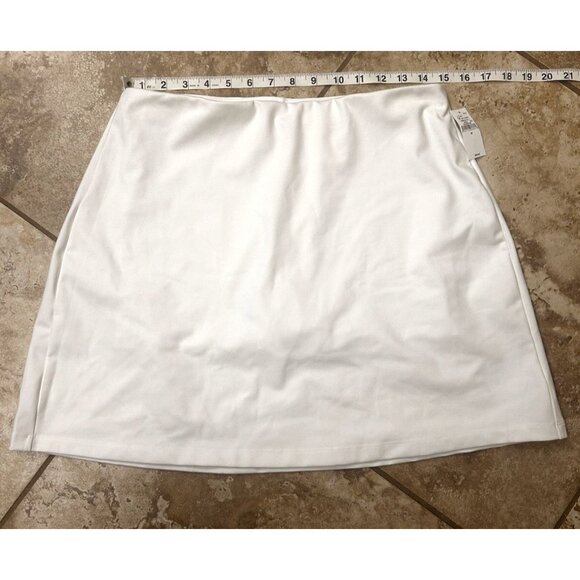 Gap Fit Skort Power Exercise Medium White Current Season NEW - Picture 4 of 6